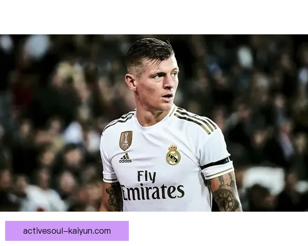 克罗斯助攻如神，精准传球引领球队反击新潮流表现亮眼