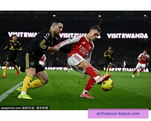 萨卡在英超赛季中展现全能型边锋典范，状态回暖值得关注